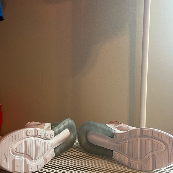 Nike Pink Sneakers Air Max 270 - Picture 3 of 4